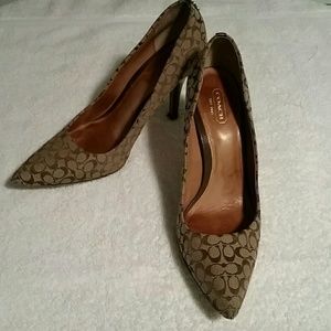 COACH BROWN PUMPS